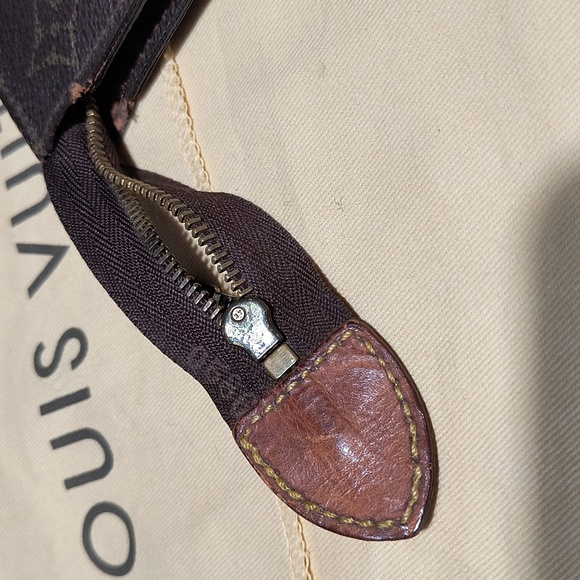 Authentic Louis Vuitton Monogram Poche Toilette 19 M47544 Cosmetics Pouch - Picture 14 of 16